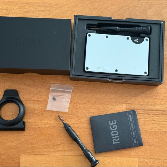 The Ridge Wallet w/ Apple AirTag Money Clip Accessory - Polar White NWOT - Picture 10 of 12